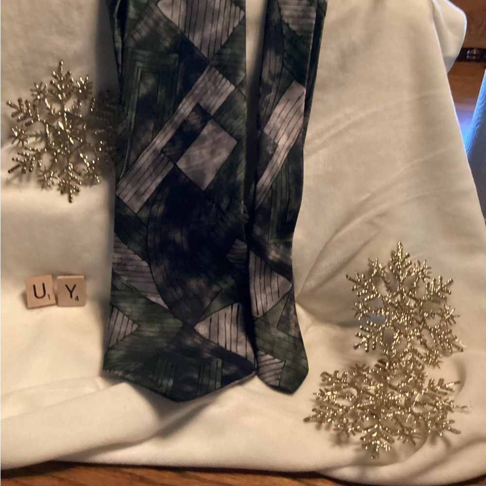 Men’s Puritan tie in black, green and silver.
